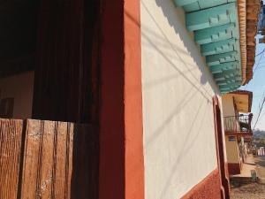 un mur rouge et blanc d'un bâtiment dans l'établissement Posada la Manzanilla, à La Manzanilla de la Paz
