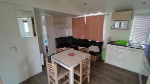 - un petit salon avec une table et un canapé dans l'établissement MOBIL HOME camping **** Canet en Roussillon, à Canet