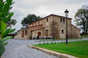 a large stone building with a street light in front of it at Casa Rural Camino Real in Melide