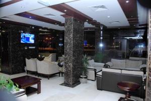 un vestíbulo con sofás y TV en un edificio en Diwan Al Amir, en Khasab