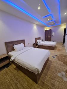 Llit o llits en una habitació de Qasr Alshamal For Furnished apartments