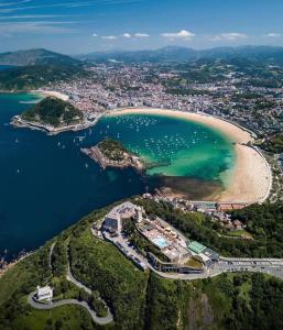 z powietrza widok na plażę i ocean w obiekcie Olatu Haundia Donostian w mieście San Sebastián