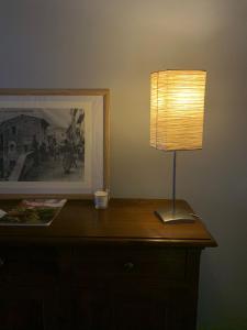 una lampada su un comò con una foto sopra di Casa Vacanze La Villetta a Montefranco
