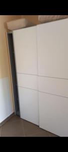 una stanza con armadi bianchi e una porta aperta di MD Apartmani Canj a Čanj