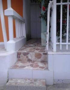 un conjunto de escaleras que conducen a una casa con puerta en apartaestudio independiente en Manga, Cartagena, en Cartagena de Indias