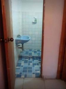 a bathroom with a blue sink and a blue tiled floor at apartaestudio independiente en Manga, Cartagena in Cartagena de Indias