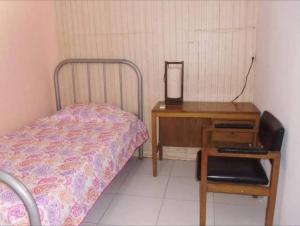 1 dormitorio con 1 cama y mesita de noche con escritorio en apartaestudio independiente en Manga, Cartagena, en Cartagena de Indias