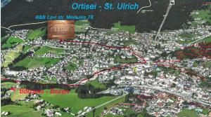 eine Karte einer Stadt mit Straßen und Gebäuden in der Unterkunft B&B Lavi Ortisei val Gardena in St. Ulrich in Gröden