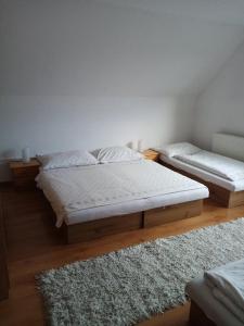 Posteľ alebo postele v izbe v ubytovaní Ubytovanie u Lenky