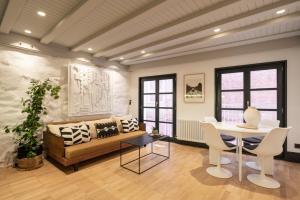 ein Wohnzimmer mit Sofa und Tisch in der Unterkunft ART Boutique in A Coruña + 15 Fotos