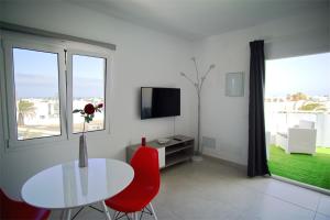 TV a/nebo společenská místnost v ubytování Apartment El Sueño - GREAT SEA VIEWS - infinity POOL - free Wifi- smart TV-Residence Senator