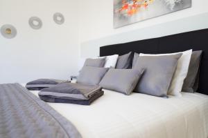 Postel nebo postele na pokoji v ubytování Apartment El Sueño - GREAT SEA VIEWS - infinity POOL - free Wifi- smart TV-Residence Senator