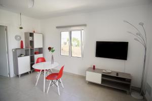 Televízia a/alebo spoločenská miestnosť v ubytovaní Apartment El Sueño - GREAT SEA VIEWS - infinity POOL - free Wifi- smart TV-Residence Senator