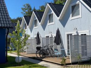 un grupo de bicicletas estacionadas al lado de una casa en Domki na Marynarskiej, en Grzybowo