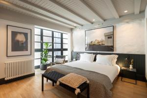 ein Schlafzimmer mit einem großen Bett und einem großen Fenster in der Unterkunft housingcoruña ART in A Coruña