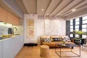 sala de estar con sofá y mesa en housingcoruña ART, en A Coruña