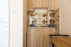 kuchnia z drewnianymi szafkami i drewnianym stołem w obiekcie Studio 1 w mieście Golubac