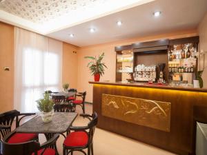 restauracja ze stołami i krzesłami oraz bar w obiekcie Hotel Manola w Rimini