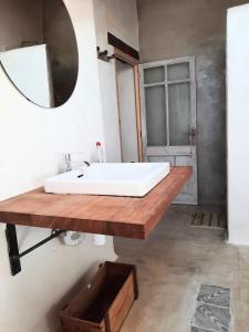 uma casa de banho com um lavatório branco e um espelho. em Granja Masia Katmandu em Cretas