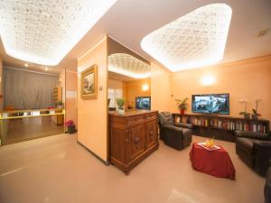 TV a/nebo společenská místnost v ubytování Hotel Manola