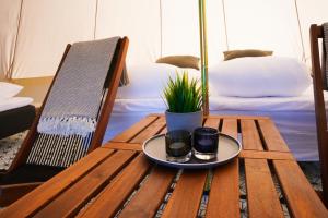 una mesa de madera con dos tazas de café. en GLAMPNORD, en Bodø