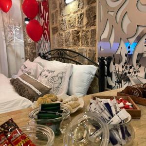 una mesa con comida y globos encima en تاج عكا Taj Akko en ‘Akko