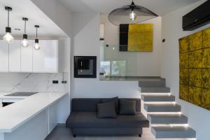 uma sala de estar com uma escada e um sofá em Villa 6 pers à 30m de la mer em Sainte-Maxime