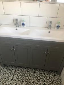 ein Badezimmer mit Waschbecken und zwei Wasserhähnen in der Unterkunft 3 bed bungalow Penrhyn Bay Llandudno in Llandrillo-yn-Rhôs + 28 Fotos