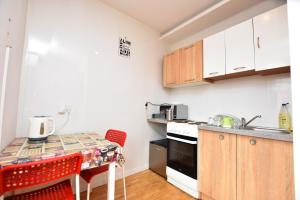 una pequeña cocina con mesa y encimera en City Central Hostel - Pokoje prywatne en Breslavia