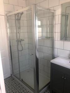 y baño con ducha y puerta de cristal. en 3 bed bungalow Penrhyn Bay Llandudno, en Llandrillo-yn-Rhôs