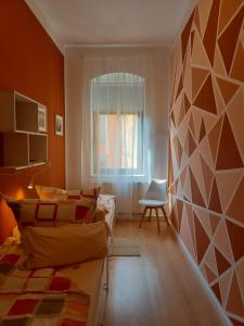 ein Wohnzimmer mit einem Bett und einem Fenster in der Unterkunft Ferienwohnung Xenia in Pirna