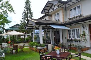 Taman di luar Cocoon Hills