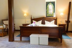 - une chambre avec un lit et un vitrail dans l'établissement Schlosshotel zum Markgrafen, à Quedlinbourg