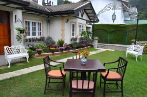 Taman di luar Cocoon Hills