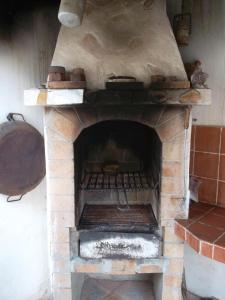 un horno de ladrillo con una pizza dentro. en Room in Guest room - Casa El Cardon A2 Buenavista del Norte, en Buenavista del Norte