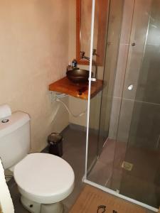 Villa Valentina chalés com lareira e churrasqueira的一间浴室