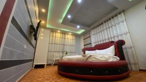 - une chambre avec un lit et une chaise rouge dans l'établissement Golden Rose Hotel, à Naplouse