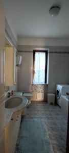 baño con lavabo y aseo y ventana en Maranzano 90 en Città della Pieve