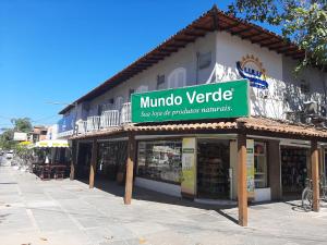 un magasin avec un panneau à l'avant d'un bâtiment dans l'établissement Lulu Pousada Buzios, à Búzios