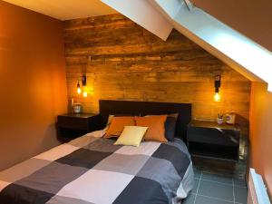 1 dormitorio con 1 cama y pared de madera en Escape at Durbuy, en Durbuy