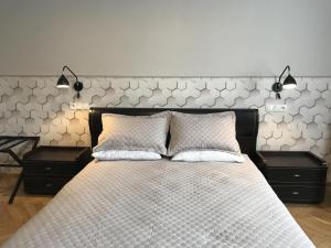 - une chambre avec un grand lit et 2 tables de chevet dans l'établissement P&O Serviced Apartments METRO MOKOTOW, à Varsovie