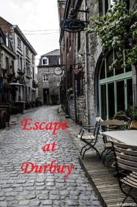 une rue vide avec un panneau indiquant l'évasion au dunbury dans l'établissement Escape at Durbuy, à Durbuy