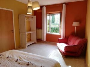 Casa Bellocchio في Castel Giorgio: غرفة معيشة مع أريكة حمراء ونافذة