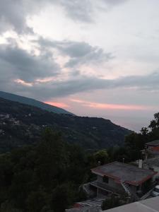 einen Blick auf die Berge von einem Haus aus in der Unterkunft Guesthouse Kallisti in Anilio Pelion