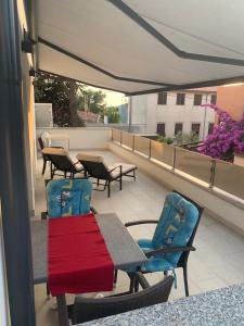 een balkon met stoelen en een tafel op een dak bij Galeb Apartments osjecka ulica 37 in Pula