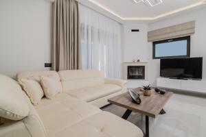 A seating area at Villa Olive Green