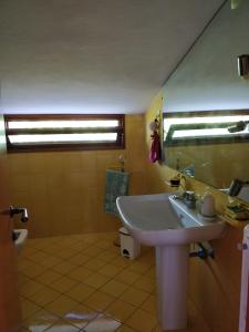 ein Bad mit einem Waschbecken und einem WC in der Unterkunft Al Canaiolo in Strada