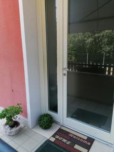 eine offene Tür zu einer Veranda mit Topfpflanze in der Unterkunft B&B Armonia in Verona