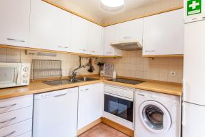 Kuchyň nebo kuchyňský kout v ubytování Golf & Beach Aroeira Duplex - AC