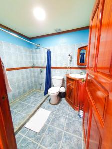 Fish Hook Marina Hotel tesisinde bir banyo